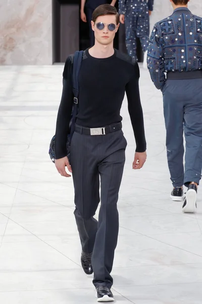 Look 32